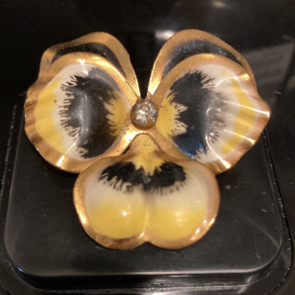 VINTAGE ENAMEL FLOWER BROACH